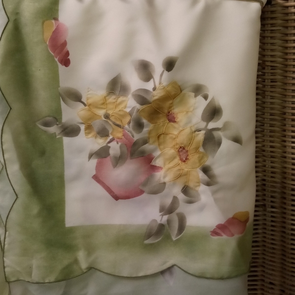VINTAGE Tablecloth Sheer Floral 3D Magnolias/Marigolds  Embroidery Oblong 106x70 - Picture 8 of 8